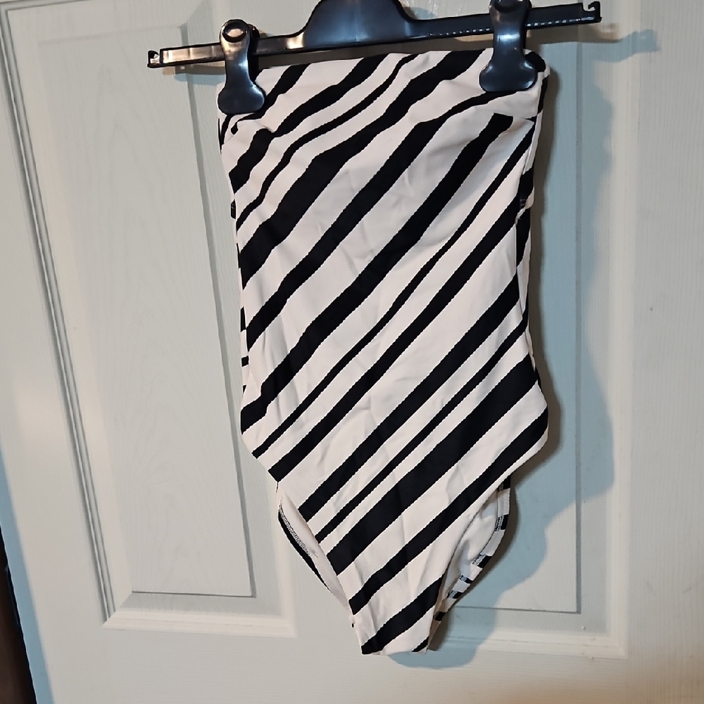 SHADE & SHORE BLACK/CREAM STRIPED STRAPLESS ONE PIECE: NEW WITH DEFECT: SIZE XS